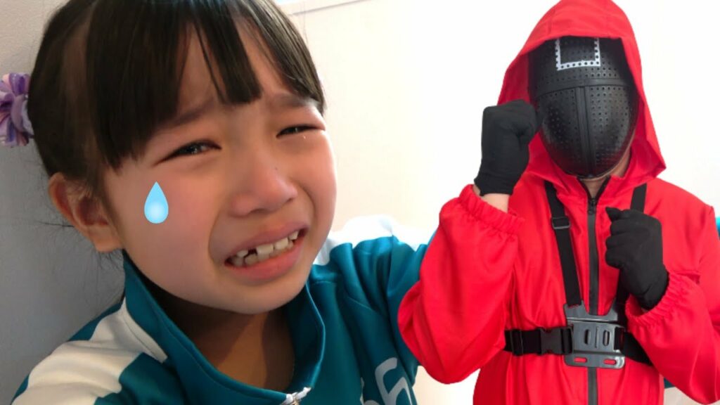 イカゲームごっこをしていたらまりちゃんが泣いちゃった! だるまさんがころんだや型抜き、プッシュポップ対決! 誰が生き残るのか? 感動の結末★ 教育 おうちあそび【まりちゃんいずちゃんチャンネル】