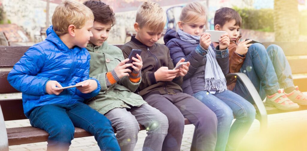 アメリカ心理学会「子どもがコレしたらソーシャルメディア利用を見直そう」