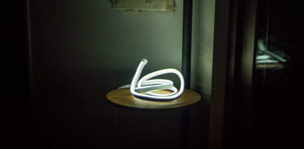 ダイソーのチューブライトでインテリアがグッと楽しく。ワンコインですごい充実感…