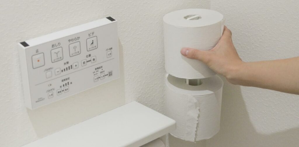 トイレットペーパーどこにストックする? 正解は“浮かせるホルダー”でした