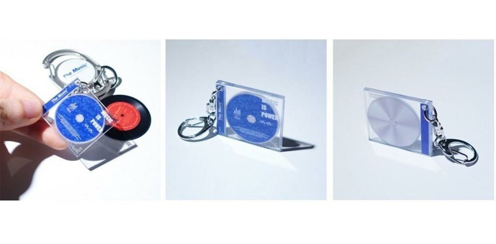 こんなに小さなCD。スマホにかざせばちゃんと聴ける